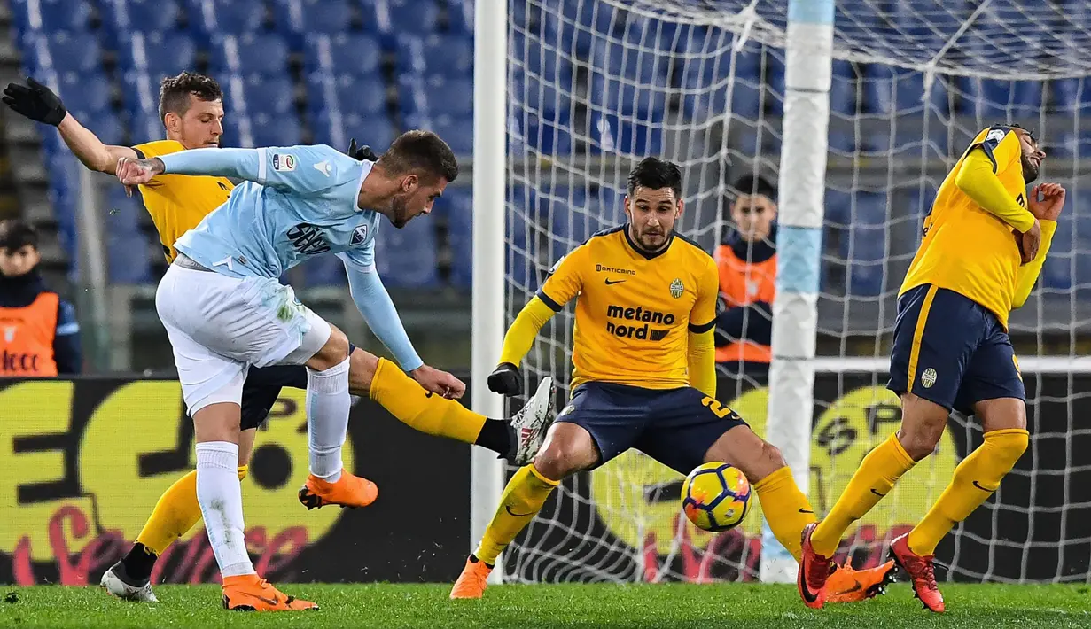 Aksi pemain Lazio, Sergej Milinkovic-Savic melepaskan tembakan melewati adangan para pemain Verona pada laga Serie A di Olympic stadium, Roma, (19/2/2018). Lazio menang 2-0. (Alessandro Di Meo/ANSA via AP)