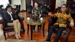 Ketua MPR Zulkili Hasan (kanan) Menerima Duta Besar Kuba untuk Indonesia Enna Viant Valdes (kiri) di Ruang Pimpinan MPR, Jakarta, Selasa (17/3/2015). Pertemuan tersebut membahas kerja sama kedua belah negara.(Liputan6.com/Andrian M Tunay)