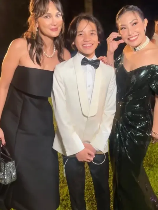 Luna melengkapi penampilannya dengan tas Prada - Mini Embellished Galleria Top Handle seharga Rp78 jutaan. Dilengkapi dengan Mary & Janes Sandals dari Chanel seharga Rp25 jutaan. Well, bagaimana menurutmu penampilan Luna, Sahabat Fimela? [@lunamaya]