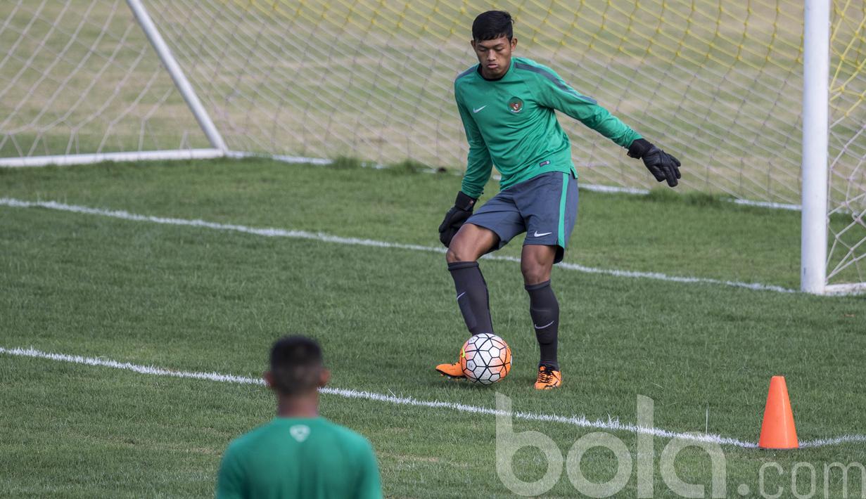 Penjaga gawang Timnas Indonesia U-19, Muhammad Riyandi, berusaha mengoper bola saat latihan. Kiper Barito Putera ini juga merupakan salah satu wonderkid di skuat Garuda Muda karena pengalamannya di level senior. (Bola.com/Vitalis Yogi Trisna)