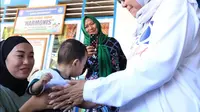 Wakil Bupati Bone Bolango saat mengecek anak stunting di Desa Talulobutu (Arfandi Ibrahim/Liputan6.com)