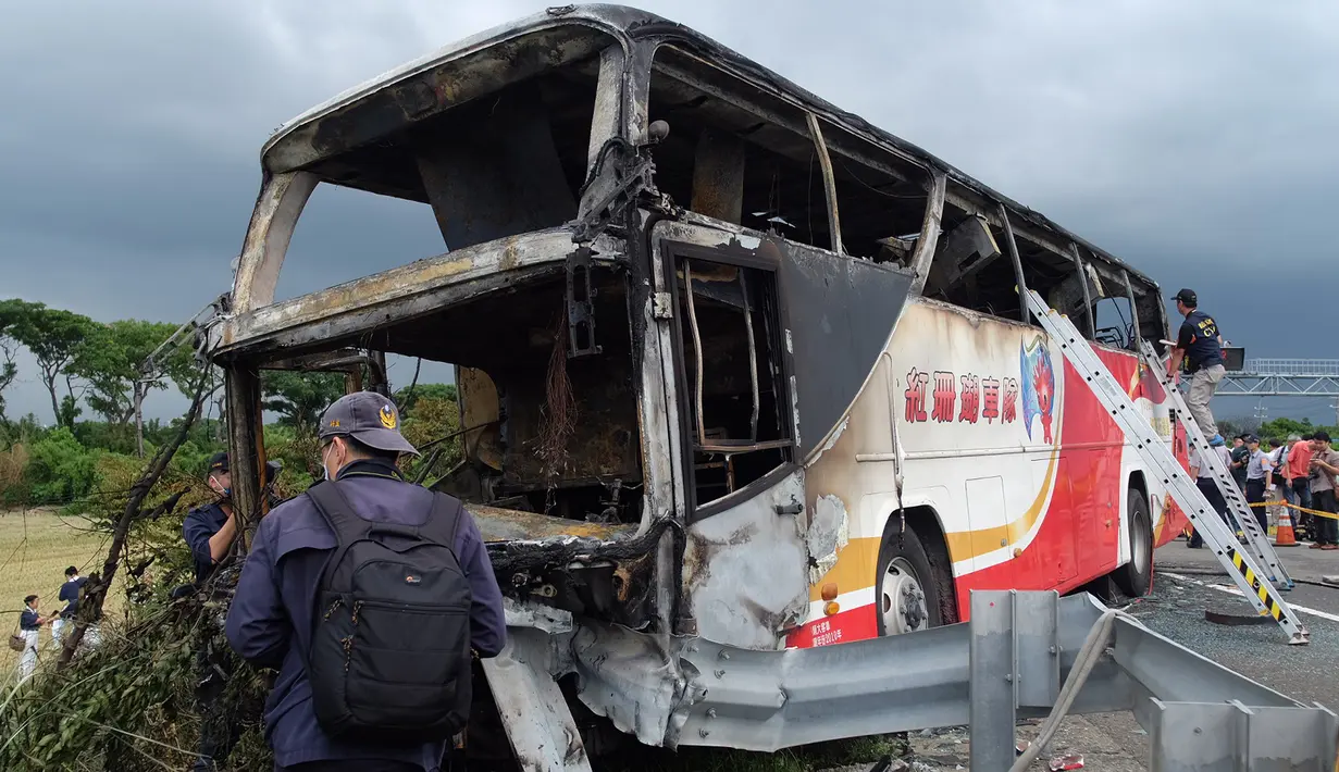 Kondisi bus pariwisata berisi wisatawan asal China yang menabrak pagar jalan raya dan terbakar dalam perjalanan ke Taoyuan, sebuah bandara utama di selatan Ibu Kota Taipei, Taiwan, Selasa (19/7). Insiden ini menewaskan setidaknya 26 orang. (Sam YEH/AFP)