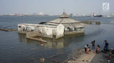 Bangunan tempat ibadah berada di perbatasan laut dan daratan di kawasan Muara Baru, Jakarta Utara, Selasa (30/7/2019). Naiknya permukaan air laut selama bertahun-tahun menyebabkan kawasan tersebut terendam banjir hingga menyatu dengan lautan. (Liputan6.com/Immanuel Antonius)