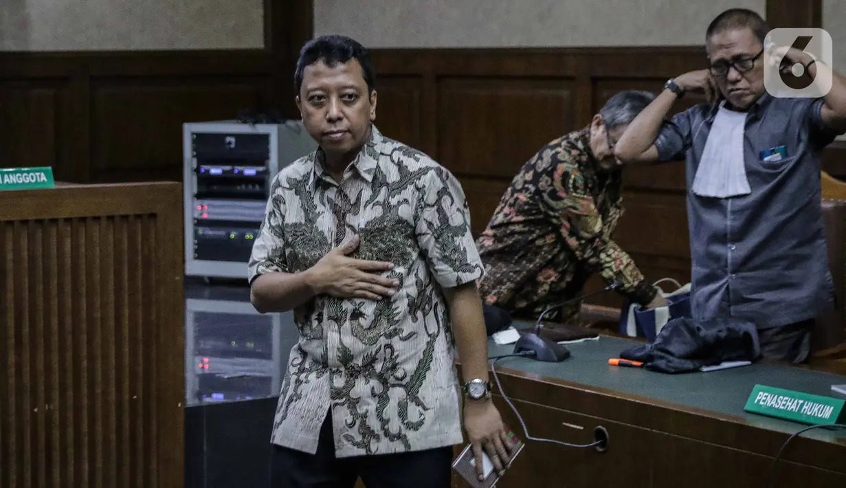 Terdakwa kasus suap jual beli jabatan di lingkungan Kemenag Romahurmuziy usai menjalani sidang vonis di Pengadilan Tipikor Jakarta, Senin (20/1/2020). Mantan Ketum PPP itu divonis pidana penjara selama dua tahun dan denda Rp100 juta subsider tiga bulan kurungan. (Liputan6.com/Faizal Fanani)