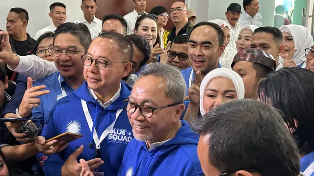Rombongan Partai Amanat Nasional (PAN) menyambangi Gedung Indonesia Arena Gelora Bung Karno (GBK) Senayan untuk mengantar pasangan Prabowo-Gibran mendaftarkan diri ke KPU. (Liputan6.com/Nanda Perdana Putra)