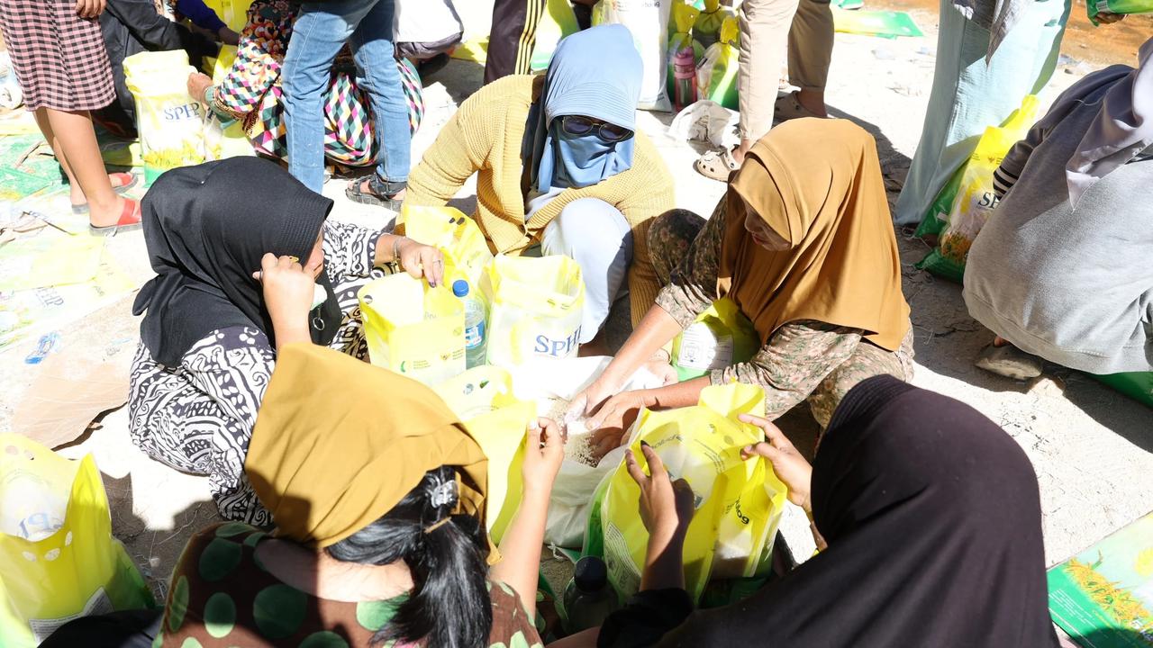 Bantuan beras untuk korban bencana Sumatra