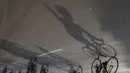 Bayangan pesepeda menggowes saat mengikuti Bike 4round The City di Tangerang, Banten, Minggu (4/3/2018). Kegiatan yang diadakan dalam rangka ulang tahun Hotel Novotel ini menempuh jarak sekitar 50 kilometer. (Bola.com/Vitalis Yogi Trisna)