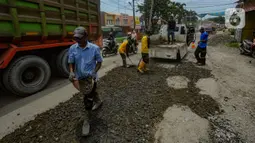 Kondisi jalan yang rusak serta berlubang dan keberadaan truk muatan tambang yang beroperasi pada jam yang belum ditentukan tersebut diprotes warga setempat karena  dapat membahayakan keselamatan pengendara lain. (merdeka.com/Arie Basuki)