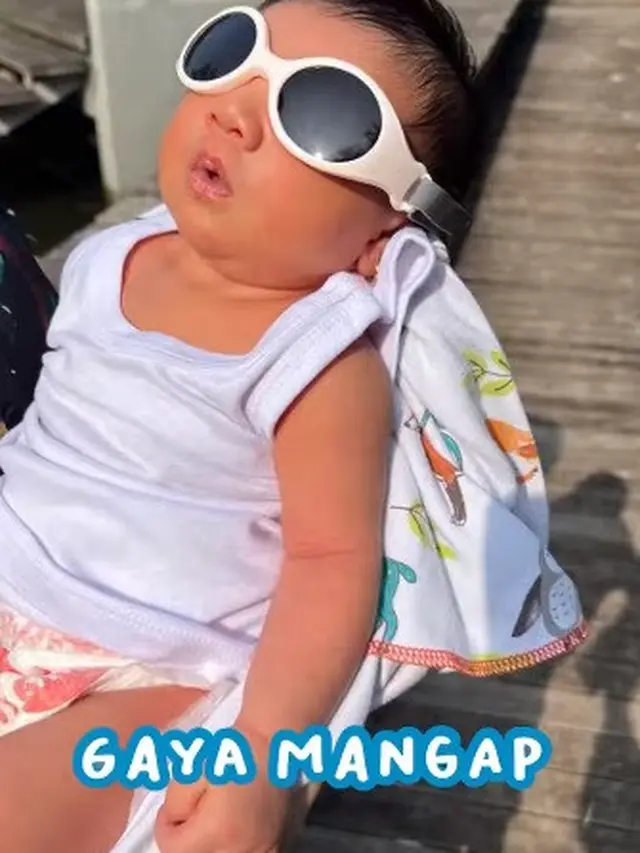 Potret baby Ara putri Irish Bella dan Ammar Zoni saat berjemur. (Foto: Instagram/@araputisabai)