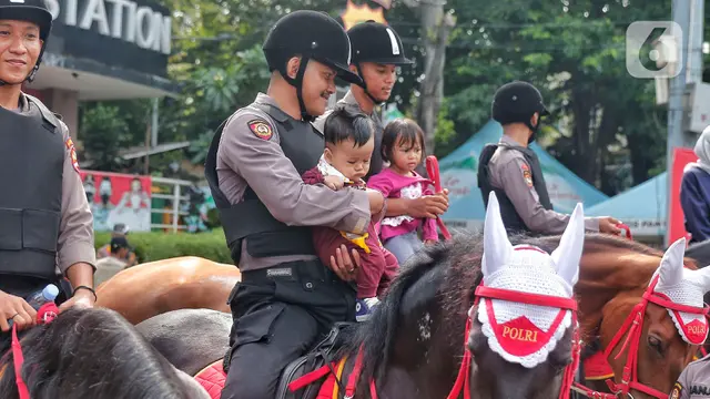 Polisi Berkuda Hibur Warga Saat CFD di Jakarta
