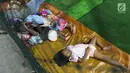 Anak-anak korban Tsunami Anyer mengungsi di lapangan futsal Labuan, Banten, Minggu (23/12). Tsunami yang menerjang wilayah Selat Sunda memilih warga mengungsi sejak siang hari. (Liputan6.com/Angga Yuniar)