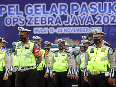 Anggota polisi saat Apel Gelar Pasukan Operasi Zebra Jaya 2021 di Polda Metro Jaya, Jakarta, Senin (15/11/2021). Operasi Zebra Jaya 2021 akan digelar selama dua pekan, 15-28 November 2021. (Liputan6.com/Herman Zakharia)