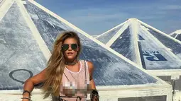 Model Nina Agdal berpose di dekat instalasi seni saat menghadiri festival seni Burning Man di Nevada, AS. Festival seni tahunan digelar 28 Agustus hingga 5 September 2016. (Instagram.com/ninaagdal)