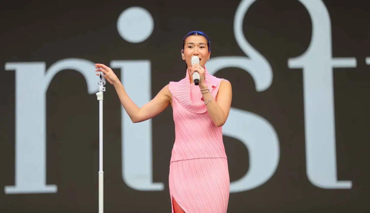 Christie kemudian membawakan lagu Bertahan Hati yang ia tujukan bagi mereka yang sedang merasa terjebak dalam hubungan yang tidak sehat atau toxic relationship. Tampak dalam foto, penyanyi Christie saat tampil dalam gelaran KapanLagi Buka Bareng (KLBB) Festival 2026 hari pertama di Stadion Madya, Kompleks Gelora Bung Karno, Senayan, Jakarta, Sabtu 28 Februari 2026. (Fimela.com/Adrian)