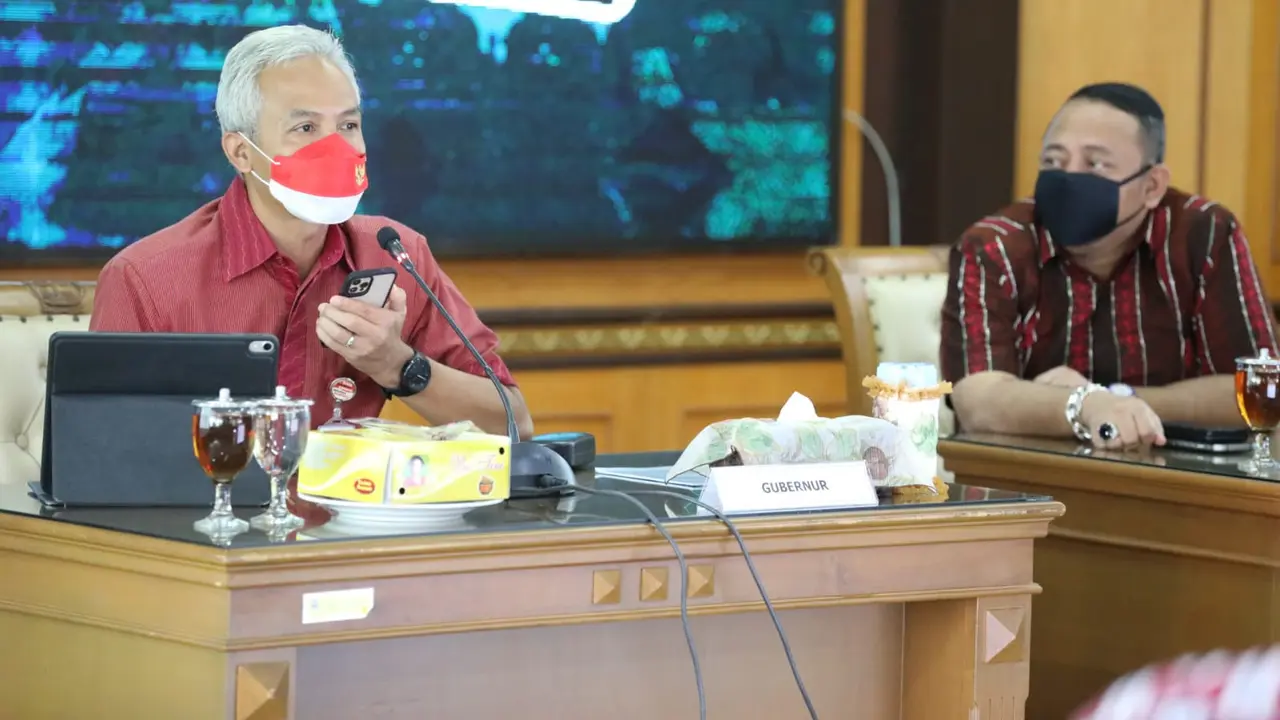 Foto Gubernur Jawa Tengah, Ganjar Pranowo saat menelpn Kementrian Kelautan dan perikanan
