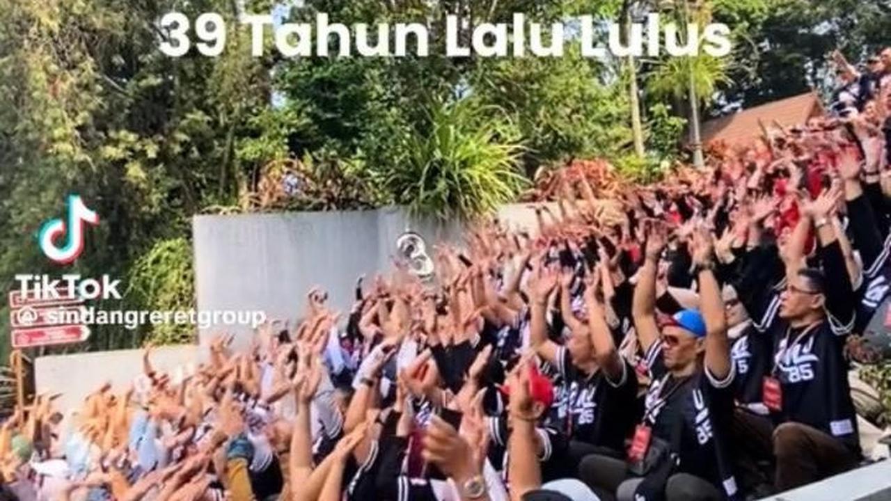 "Reuni SMP setelah 39 tahun lulus," itulah yang tertulis di awal video ini.