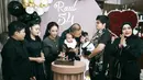 Kompak, keluarga mengenakan busana serba hitam di acara perayaan ulang tahun ke-54 Raul Lemos. [Foto: Instagram/attahalilintar]