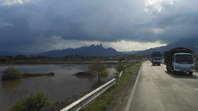 Pemandangan Gunung Ringgit dari kejauhan.