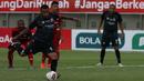 Striker Madura United, Alberto Goncalves melakukan eksekusi penalti yag berbuah gol ke gawang Madura United dalam laga Grup C Piala Menpora 2021 di Stadion Si Jalak Harupat, Bandung, Sabtu (3/4/2021). Madura United kalah 1-2 dari Persik. (Bola.com/Ikhwan Yanuar)