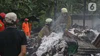 Petugas pemadam kebakaran melakukan pendingin di Pabrik penggilingan kapas,  Pasar Rebo, Jakarta Timur, Selasa (16/11/2021). Sudin Penanggulangan Kebakaran dan Penyelamatan (Gulkarmat) Jakarta Timur menurunkan 13  mobil pemadam kebakaran  untuk memadamkan api. (Liputan6.com/Herman Zakharia)