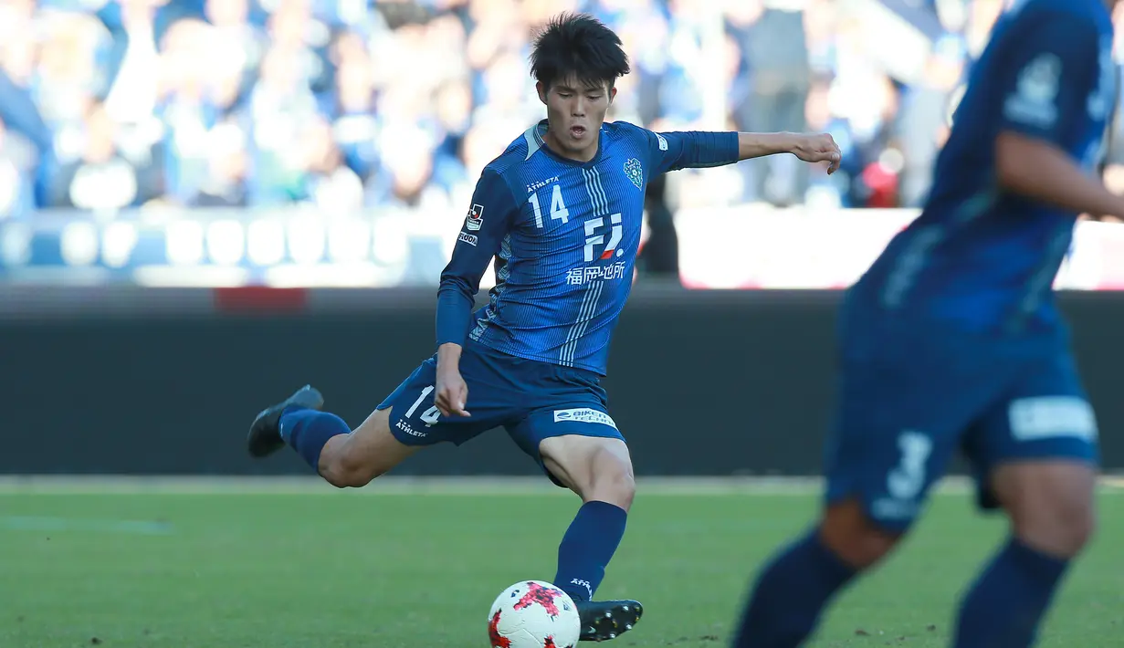 Takehiro Tomiyasu baru menjalani debutnya di J1 League pada 13 Juli 2016 saat Avispa menang 2-1 melawan F.C.Tokyo, bermain sebagai gelandang bertahan saat berusia 17 tahun 8 bulan. (J.LEAGUE)