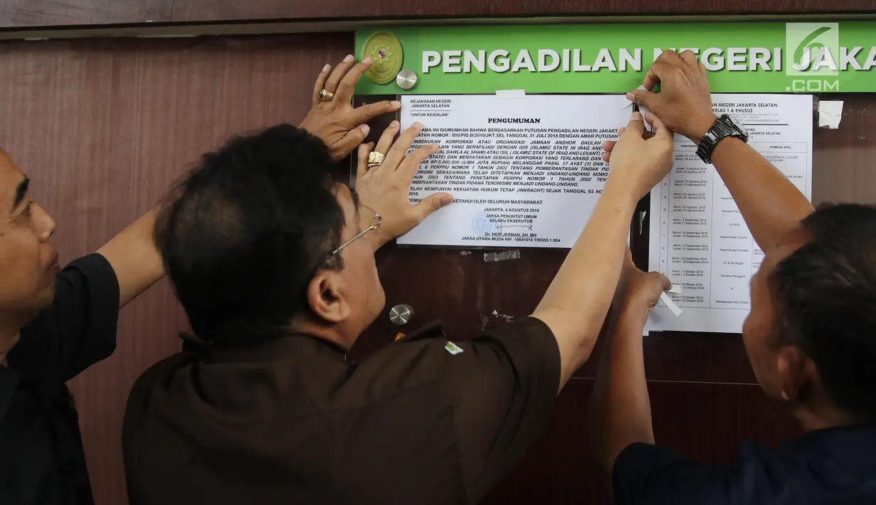 Kejaksaan Agung memasang pengumuman pembekuan Jamaah Anshorut Daulah (JAD) di Pengadilan Negeri Jakarta Selatan, Senin (6/8). Jaksa melaksanakan eksekusi putusan pembekuan JAD sebagai organisasi terlarang. (Liputan6.com/Herman Zakharia)