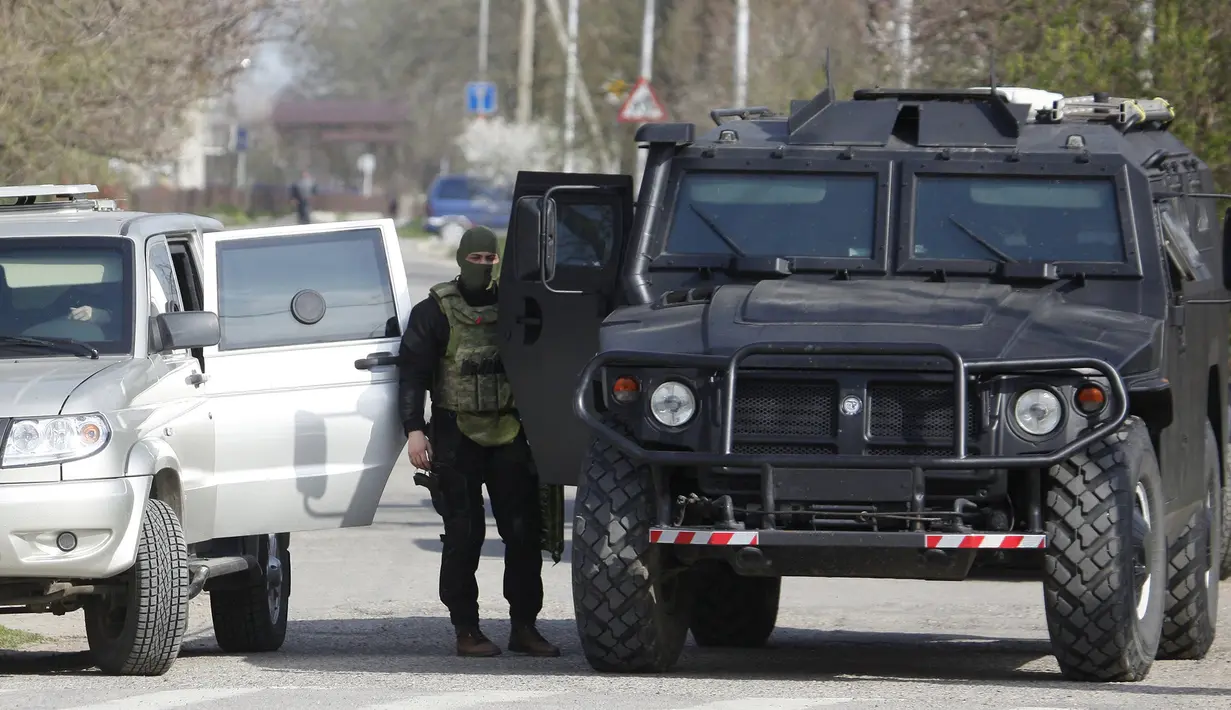 Prajurit keamanan Rusia melakukan blokir jalan masuk ke permukiman distrik Novoseletsky di Stavropol, Rusia 11/4). Serangan teror tersebut, terdapat ada tiga ledakan bom bunuh diri. (REUTERS/Eduard Korniyenko)