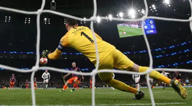 Kiper Tottenham Hotspur Hugo Lloris menepis tendangan penalti penyerang Manchester City Sergio Aguero saat bertanding pada leg pertama perempat final Liga Champions 2018-2019 di Tottenham Hotspur Stadium, London, Inggris, Selasa (9/4). (Reuters/Paul Childs)