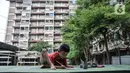 Seorang anak menulis di Ruang Publik Terpadu Ramah Anak (RPTRA) Benhil 2, Bendungan Hilir, Jakarta, Rabu (14/9/2022). Pemerintah Provinsi DKI Jakarta gencar membangun ruang publik di Ibu kota guna meningkatkan interaksi antarwarga dan sebagai destinasi hiburan alternatif. (merdeka.com/Iqbal S. Nugroho)