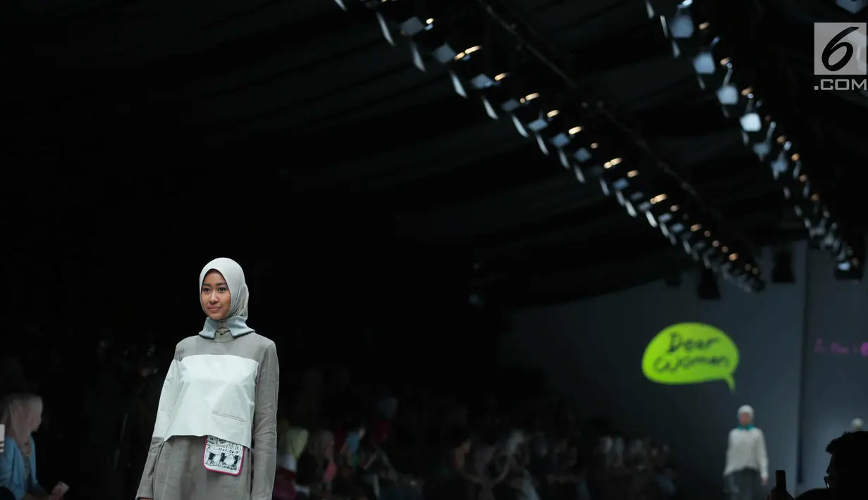 Model berjalan di atas catwalk mengenakan busana rancangan kolaborasi desainer L.tru dan Mice Cartoon di Jakarta Fashion Week 2018 di Senayan City, Jakarta, Selasa (24/10). L.tru dan Mice Cartoon mengangkat tema "Dear Women. (Liputan6.com/Faizal Fanani)
