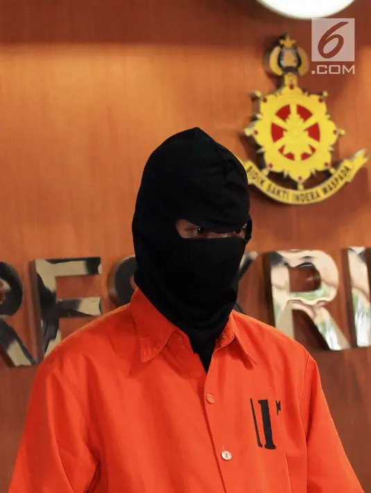 Pelaku deface website Bawaslu diperlihatkan saat rilis di Direktorat Tindak Pidana Siber Bareskrim Polri, Jakarta, Jumat (6/7). Pelaku DS meretas situs Bawaslu dengan menggunakan nama samaran Mister Cakil di dunia maya. (Liputan6.com/Johan Tallo)