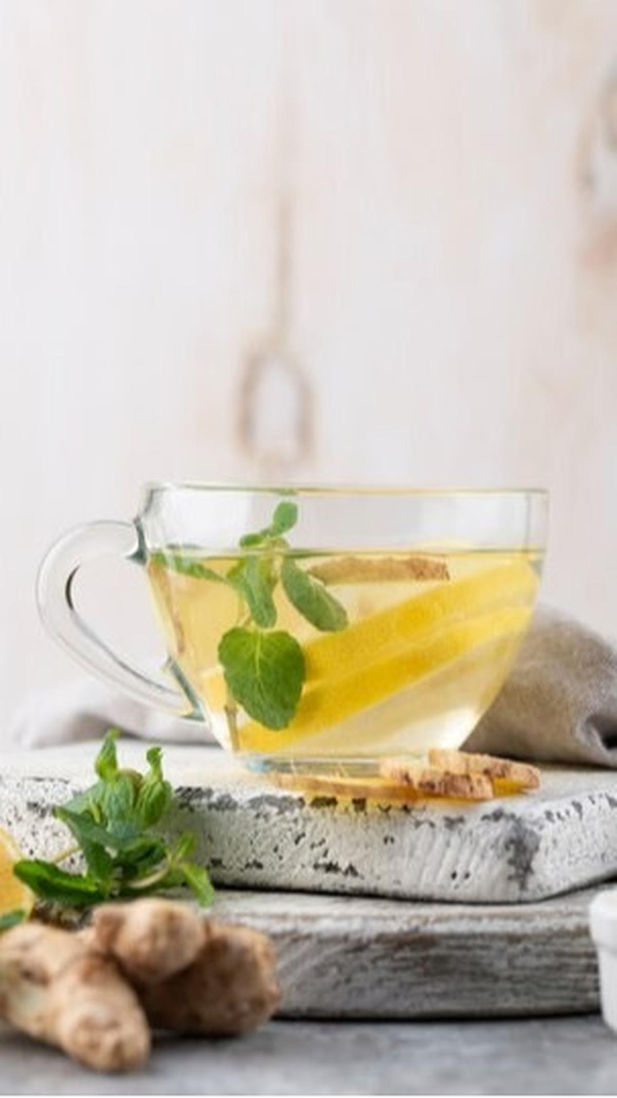Dengan berbagai variasi resep, Anda dapat menikmati kelezatan dan manfaat kesehatan yang ditawarkan oleh infused water.&nbsp;
