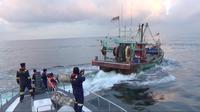 Kapal pencuri ikan berbendara Malaysia di Selat Malaka. (Dok. KKP)