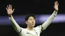 Selebrasi kemenangan striker Tottenham Hotspur, Son Heung-min di hadapan para pendukung setelah mengalahkan Bournemouth 3-1 pada laga pekan ke-20 Liga Inggris 2023/2024 di Tottenham Hotspur Stadium, London, Minggu (31/12/2023). (AP Photo/Ian Walton)