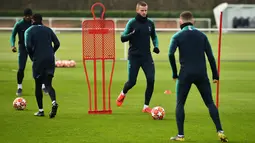 Bek Tottenham Hotspur, Eric Dier (kedua kanan) menggiring bola saat latihan di Pusat Pelatihan Enfield, London utara (12/2). Tottenham akan bertanding melawan Borrusia Dortmund pada 16 besar Liga Champions di stadion Wambley. (AFP Photo/Glyn Kirk)