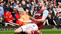 Gol akrobat indah Andy Carroll striker West Ham United menyamakan kedudukan menjadi 2-2 melawan Arsenal di Boleyn Ground, Sabtu (9/4/2016).
