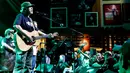 Iwan Fals saat membawakan lagu pada Reuni Vaganza alumni STP/IISIP Jakarta yang disertai deklarasi Ikatan Alumni Katha Cakti, Jakarta, Minggu malam (30/8/2015). Dalam acara itu, hadir pula Ahmad Albar dan Ian Atono 'God Bless'. (Liputan6.com/Yoppy Renato)