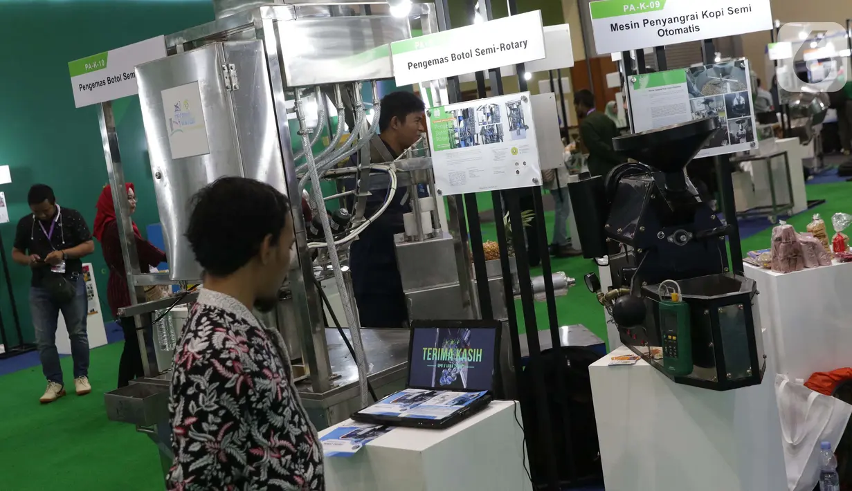 Pengunjung melihat-lihat mesin pengemasan yang dipamerkan pada Startup Teknologi dan Inovasi Industri Anak Negeri 2019 di Hall B Jakarta, Minggu (6/10/2019). Ajang ini memamerkan inovasi teknologi yang dikembangkan mahasiswa dan inovator dari berbagai bidang. (Liputan6.com/Helmi Fithriansyah)