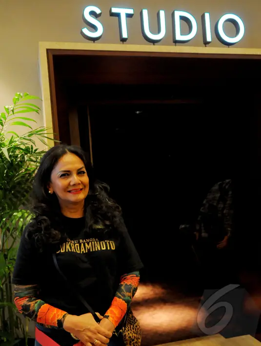 Christine Hakim saat menghadiri gala premier Film Guru Bangsa TJOKROAMINOTO di kawasan Kuningan, Jakarta Selatan (31/3/2015). Christine Hakim berperan sebagai seorang pembantu dalam film tersebut.(Liputan6.com/FAisal R Syam)