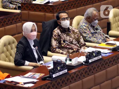 Menteri PUPR Basoeki Hadimoeljono (kanan), Menhub Budi Karya Sumadi (kedua kanan), Kepala BMKG Dwikorita Karnawati (kedua kiri), Kepala Basarnas RI Marsekal Madya TNI Henri Alfiandi rapat dengar pendapat dengan Komisi V DPR di Kompleks Parlemen, Jakarta, Rabu (6/4/2022). (Liputan6.com/Angga Yuniar)