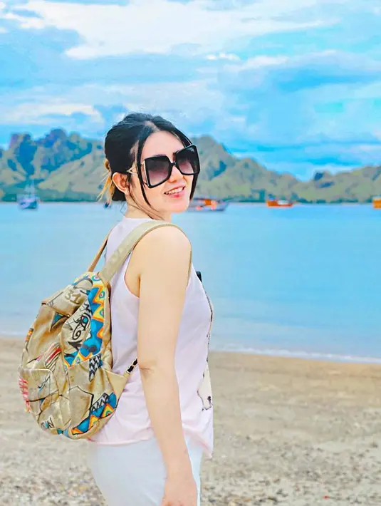 Bagi yang pernah liburan ke Labuan Bajo tentu merasakan perjuangannya saat menyusuri berbagai spot foto menarik. Hal ini pun sempat disampaikan oleh Via Vallen dalam unggahan Instagramnya yang merasa lelah namun terbayar dengan pemandangan indah. (Liputan6.com/IG/@viavallen)