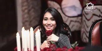 Nama Ayu Ting Ting kembali membuat heboh, dirinya kembali tertangkap kamera dan menjadi sorotan terkait gaya duduknya yang dianggap kurang pantas.