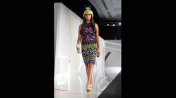 Seorang model tampil dalam pagelaran Indonesia Fashion Week 2015 karya Lenny Agustin yang bertema Borneo off Beat di JCC Senayan, Jakarta, Sabtu (28/2). (Liputan6.com/Panji Diksana)