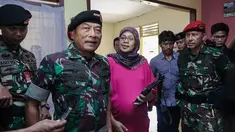 Jumat (2/4/14), Panglima TNI Jenderal Moeldoko menyempatkan berkunjung ke perumahan prajurit di Mako Kopassus, Jakarta. (Liputan6.com/Faizal Fanani)