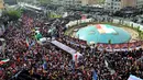 Foto-foto komandan militer dan ilmuwan Iran yang tewas selama serangan Israel dipajang di Lapangan Enqelab ketika truk-truk yang membawa peti jenazah mereka melintas di ibu kota Teheran pada 28 Juni 2025. (ATTA KENARE/AFP)