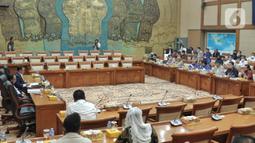 Suasana rapat kerja antara Menteri ESDM Arifin Tasrif, Menteri BUMN Erick Thohir dan Menteri LHK Siti Nurbaya dengan Komisi VII DPR RI di Komplek Parlemen Senayan, Jakarta, Selasa (29/11/2022). Rapat membahas mengenai Rancangan Undang-Undang Energi Baru dan Energi Terbarukan (RUU EB-ET). (Liputan6.com/Angga Yuniar)