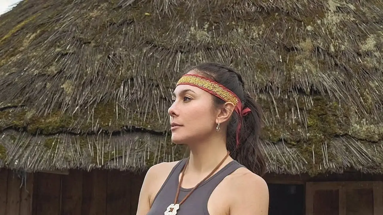 Pesona Wulan Guritno Berkain Songke Khas NTT, Anggun Berpose di Rumah Gendang Kampung Adat Ruteng Pu'u