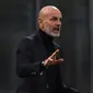 Pelatih AC Milan, Stefano Pioli, memberikan arahan kepada pemainnya saat menghadapi Sparta Praha pada laga lanjutan Liga Europa 2020/2021 di Stadion San Siro, Jumat (30/10/2020) dini hari WIB. AC Milan menang 3-0 atas Sparta Praha. (AFP/Marco Bertorello)