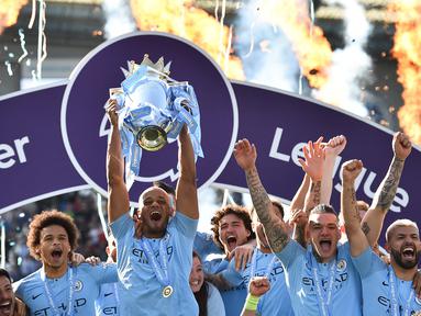 Gelar juara Liga Inggris musim 2021/2022 ini masih berpeluang direbut oleh Manchester City dan Liverpool. Keduanya harus berjuang hingga pekan terakhir untuk menentukan siapa yang terbaik. Dalam sejarah Liga Inggris era Premier League, momen seperti ini menjadi yang ketujuh sepanjang sejarah. (AFP/Glyn Kirk)