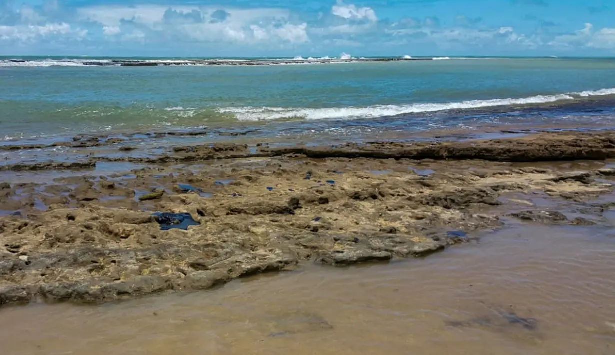 Gambar yang dirilis pada 7 Oktober 2019 memperlihatkan minyak tumpah di pantai Pontal de Coruripe di Coruripe, negara bagian Alagoas, Brasil. Tumpahan minyak yang telah mengering sejak beberapa pekan terakhir telah mencemari 132 pantai di kawasan timur laut Brasil. (HO/IBAMA/AFP)